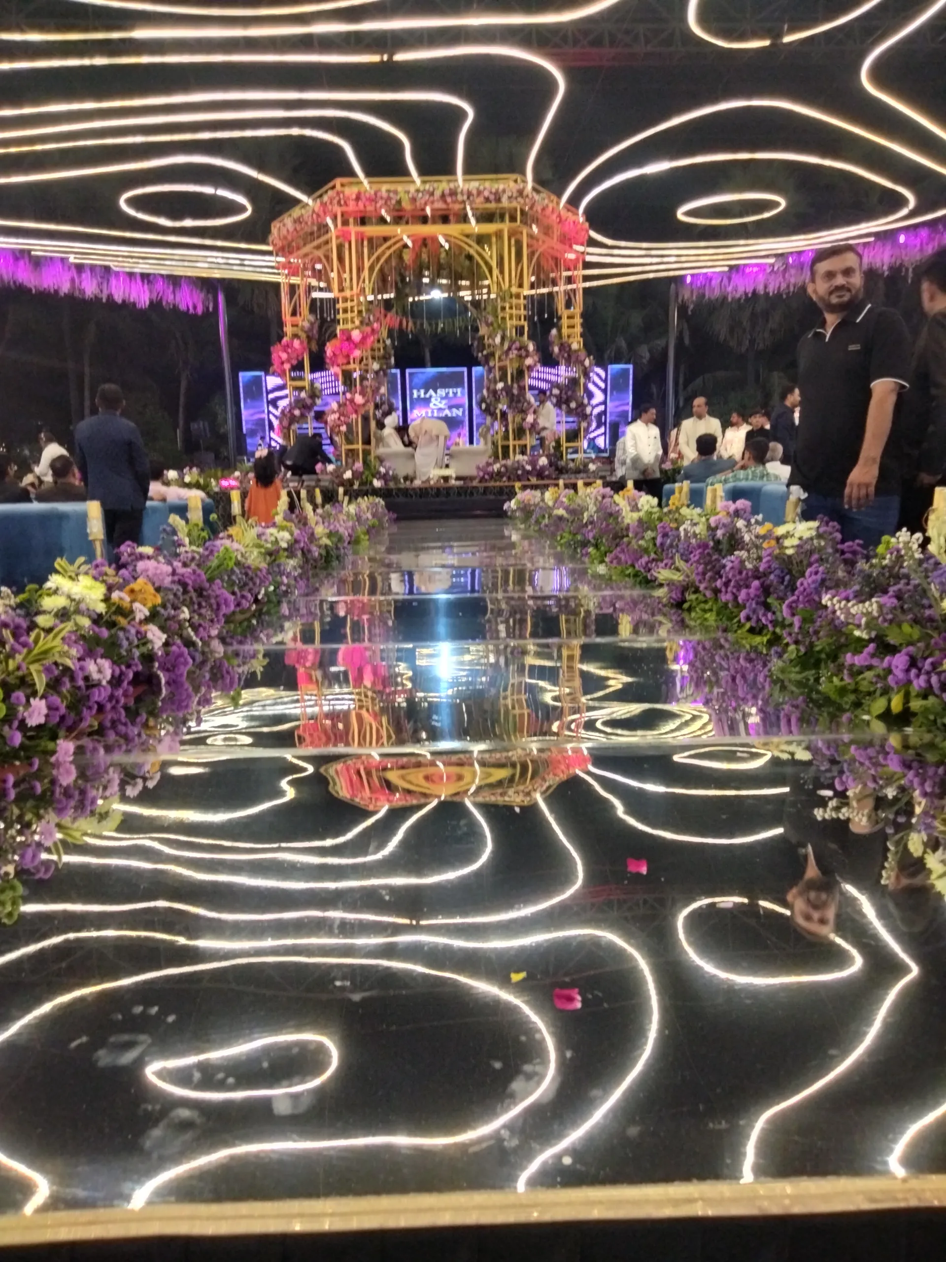 Mirror Entry — mirror-theme-18